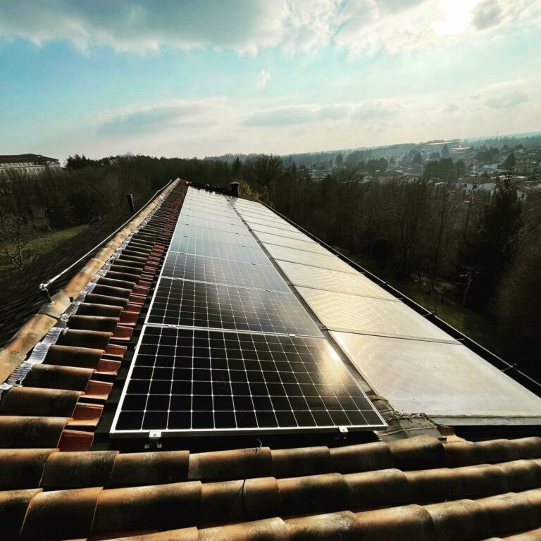 Fotovoltaico (6) Installazione Impianto fotovoltaico su tetto domestico